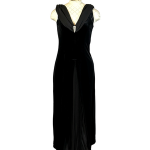 Robbie Bee Sleeveless Dress Size 8P Velvet with ruffle front Like New